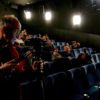 Bild des Publikums und des Fotografen im Kinosaal