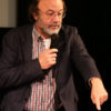 Bild eines Mannes mit Mikrofon