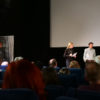 Bild von Personen vor einer Leinwand