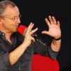 Bild eines Mannes mit Mikrofon im Gespräch