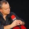 Bild eines Mannes mit Mikrofon
