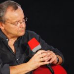 Bild eines Mannes mit Mikrofon