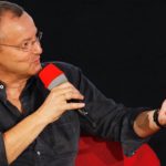 Bild eines Mannes mit Mikrofon im Gespräch