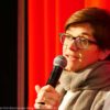 Bild von Anne Vieth mit Mikrofon