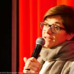 Bild von Anne Vieth mit Mikrofon