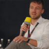 Bild eines Mannes mit Mikrofon