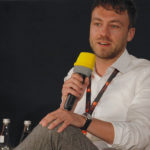 Bild eines Mannes mit Mikrofon