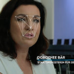 Bild einer Frau mit Computergrafik über das Gesicht gelegt