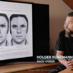 Bild eines Mannes neben einem Bildschirm