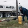 Wassertanker mit Pumpe im Vordergrund