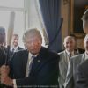 Donald Trump mit Menschen im Anzug