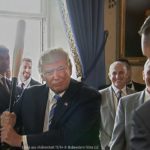Donald Trump mit Menschen im Anzug