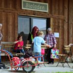Bild mehrerer Personen vor einem Bioladen