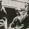 Bild mehrerer Soldaten mit Kameras, schwarz/weiß