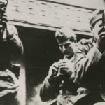 Bild mehrerer Soldaten mit Kameras, schwarz/weiß
