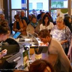 Bild vieler Menschen vor der Kinokasse