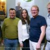 Bild mehrerer Personen, die für ein Foto posieren