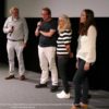 Mehrere Personen vor einer Leinwand