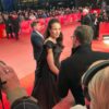 Bild einer Frau auf dem roten Teppich