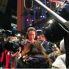 Bild einer Frau, die Autogramme gibt