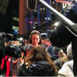 Bild einer Frau, die Autogramme gibt