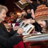 Bild einer Frau die Autogramme gibt