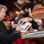 Bild einer Frau die Autogramme gibt