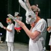 Bild von Kindern auf einer Bühne mit Hasen-Masken