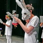 Bild von Kindern auf einer Bühne mit Hasen-Masken