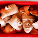 Bild von Masken in einer Box