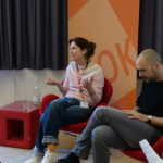 Bild von Sherry Hormann beim Erklären im Rahmen der HDF-Meisterklasse
