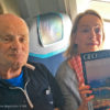 Bild zweier Personen im Flugzeug