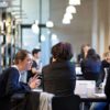 Bild von arbeitenden Personen an einem Tisch