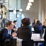 Bild von arbeitenden Personen an einem Tisch