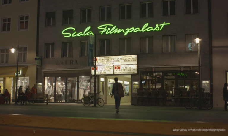 Bild des Scala Filmpalastes in der Nacht