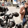 Bild eines Mannes der mit mehreren Menschen mit Kamera redet