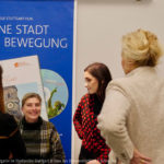 Besucher bei der Premiere von