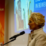 Geschäftsführerin des HDF Irene Klünder adressiert die Besucher der Premiere