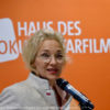 Geschäftsführerin des HDF Irene Klünder adressiert die Besucher der Premiere