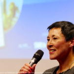 Anita Bindern vom Haus des Dokumentarfilms adressiert die Besucher der Premiere