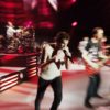 Leicht verschwommenes Bild einer Band während eines Konzertes