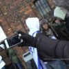 Bild eines Jugendlichen der ein Selfie macht
