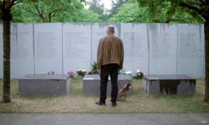 Filmstill aus "Das Zugunglück von Eschede": Ein Angehöriger steht vor der Gedenktafel, die an die Opfer des Zugunglücks erinnert © NDR