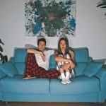 Bild zweier Personen auf einem Sofa