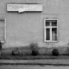 Heimat ist ein Raum aus Zeit: Bild einer Hauswand von außen, schwarz/weiß
