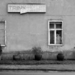 Heimat ist ein Raum aus Zeit: Bild einer Hauswand von außen, schwarz/weiß