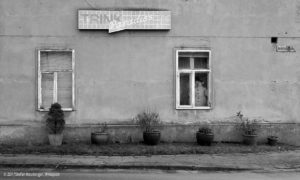 Filmstill aus "Heimat ist ein Raum aus Zeit": Bild einer Hauswand von außen, schwarz/weiß (© ZDF/Stefan Neuberger, @majade)