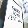 Bildaufnahme einer Plakattafel zum SWR Doku Festival (© SWR / Markus Palmer)