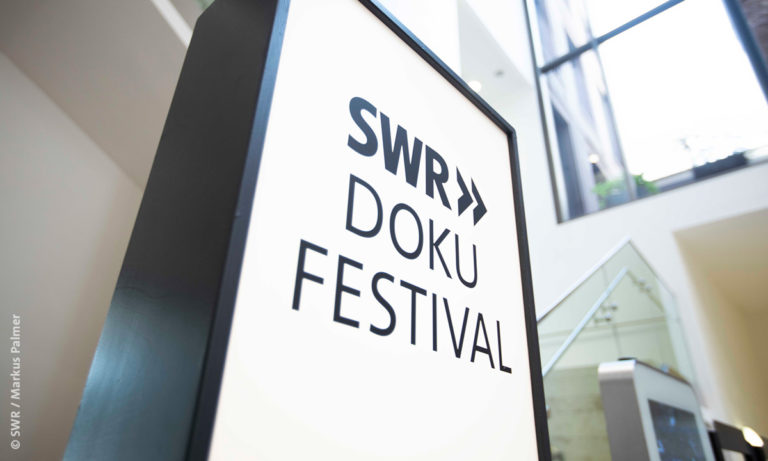 Bildaufnahme einer Plakattafel zum SWR Doku Festival (© SWR / Markus Palmer)