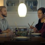 Shining: Vier Personen an einem Esstisch